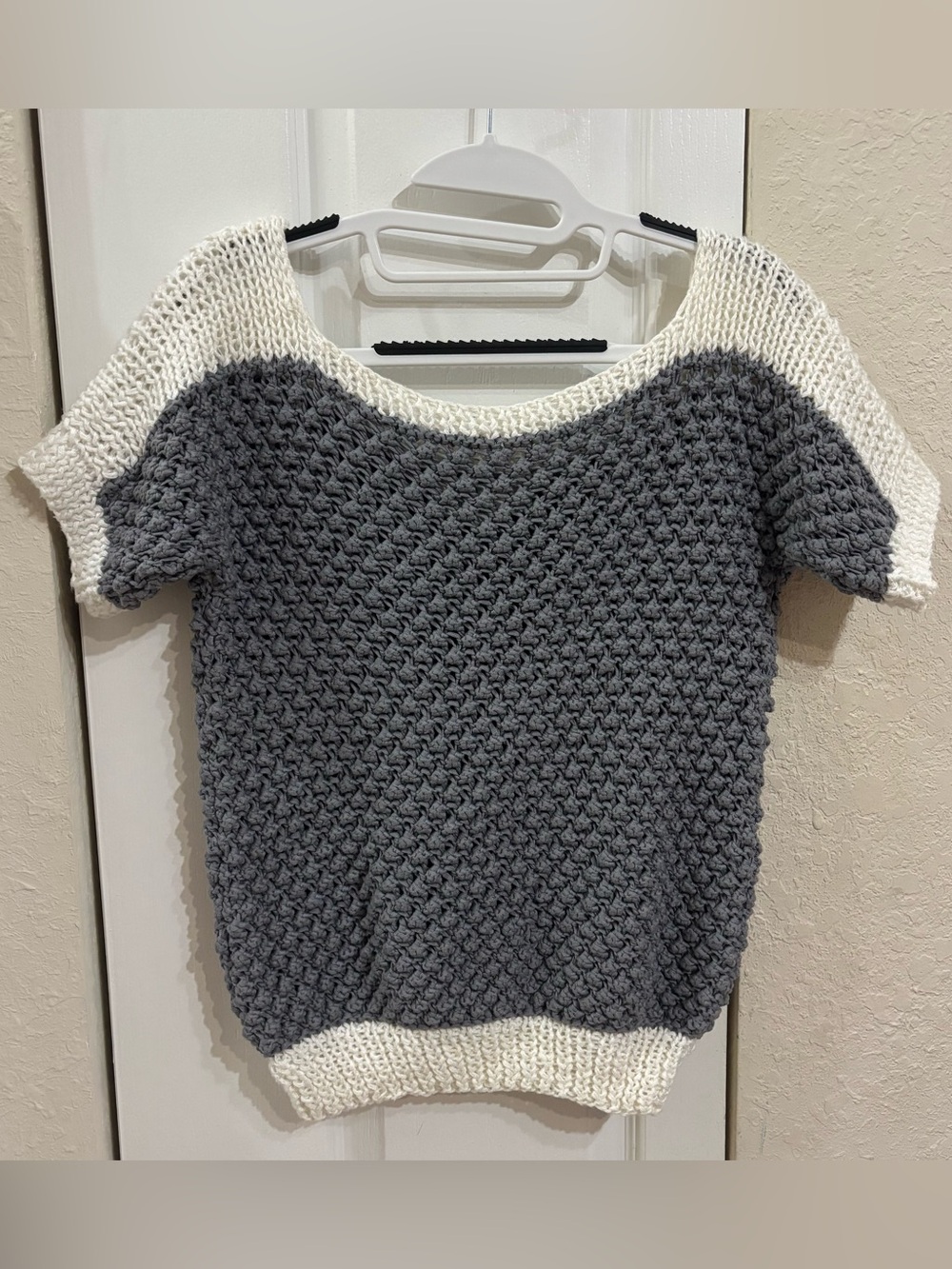 Ellen Tracy Hand Knit Gray and White Short-Sleeve Chunky Knit Sweater